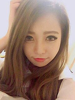 愛嬌のある彼女の笑顔の下には・・・！